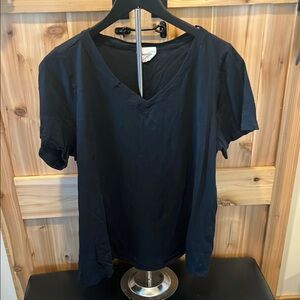 ANDREE BY UNIT Black V-Neck Short Sleeve Tee